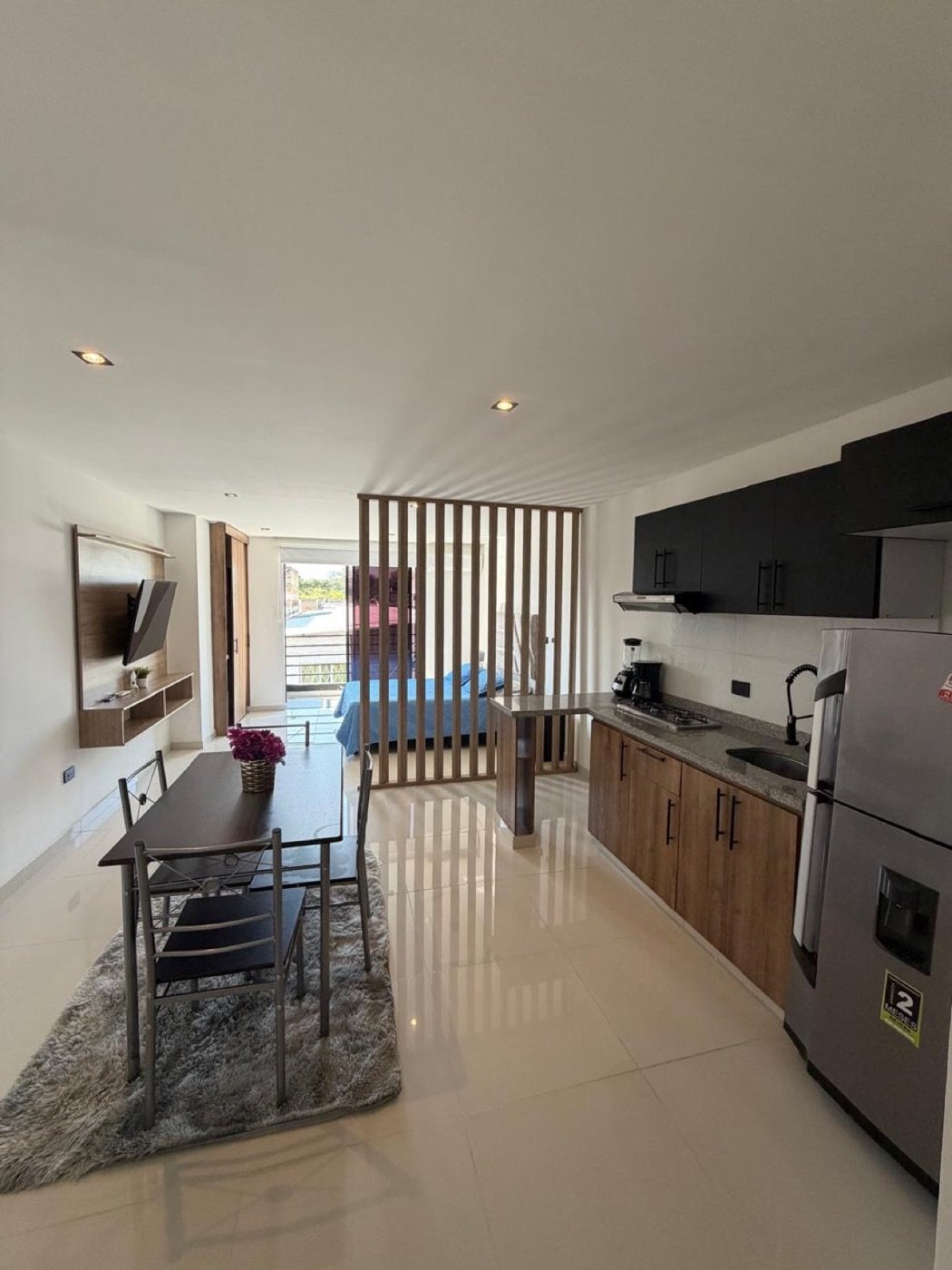 Apartaestudio amoblado con sala, cocina y cama doble