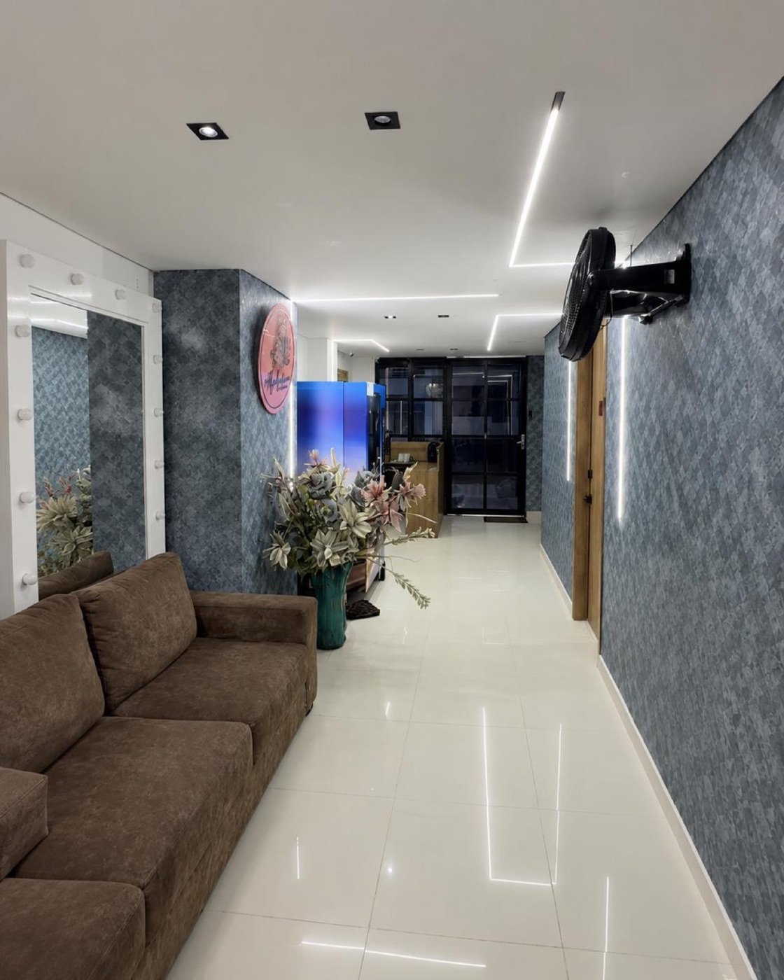 Recepción y zona común del Edificio Acqualina